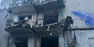 Бомбы в четыре утра: Россия убила водителя скорой и ранила 15 человек в Херсоне