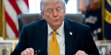Подарок Путину: Трамп подписал указ о приостановке санкций и тарифов против России
