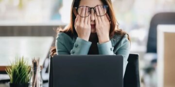 Деловая переписка без оскорблений: когда работодатель может уволить за слова в чате