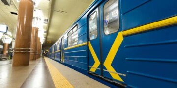 Ракетна атака на Київ: пошкоджено станцію метро, ворог поцілив у 25-поверхівку