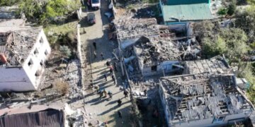 Россияне нанесли удар по частным домам в Днепре, под завалами могут находиться люди