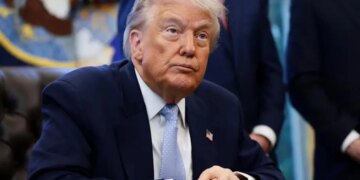 Трамп готовит новый удар: Пентагон представил президенту сценарии атак на Иран, военных тихо выводят из региона