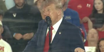 Флирт с Конституцией: Трамп снова заигрывает с идеей третьего срока, ссылаясь на «сфальсифицированные» выборы 2020 года