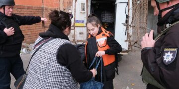 Ребёнок бежал под дронами, чтобы сдать домашнее задание: как полиция спасает детей из пригорода Краматорска