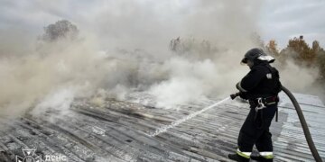 Удар по Чернигову: вспыхнул пожар, две женщины обратились за помощью