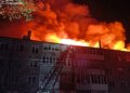 Россияне атаковали пятиэтажку: спасатели вывели троих людей из горящего дома в Глухове. ФОТО