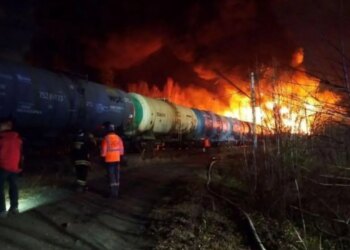 На Урале сошёл с рельсов грузовой поезд: 39 вагонов сошло, семь цистерн с топливом вспыхнули