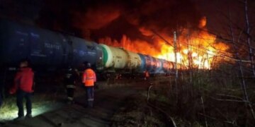 На Урале сошёл с рельсов грузовой поезд: 39 вагонов сошло, семь цистерн с топливом вспыхнули