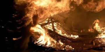 Россия нанесла удар по многоэтажному дому в Харькове: пострадал ребенок, под завалами могут находиться люди