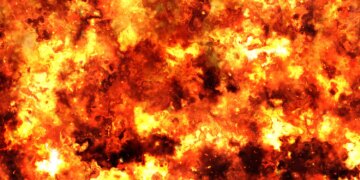 росія вдарила по Дніпру: вражено промислове підприємство, є поранений