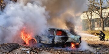 Россияне снова ударили по Запорожью: двое раненых, горят авто и автобусы. ФОТО