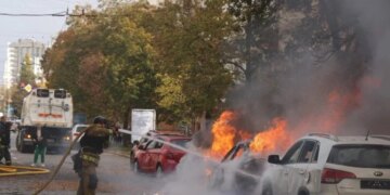 Момент взрыва попал на камеры: 25 раненых и две погибшие школьницы в результате циничной атаки на Чернигов. ВИДЕО