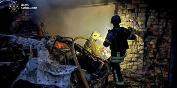 Россия ударила по Киеву и области баллистикой и дронами: трое погибших, среди них ребенок