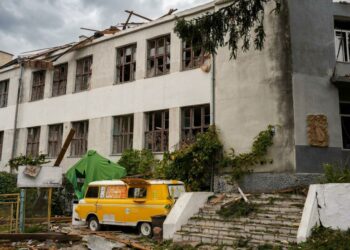 В Ровно уже 20 раненых, есть “тяжелые”: в полиции показали фото и видео последствий