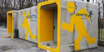 Зупинки, парки й сквери без укриттів: чому прокуратура судиться з владою Києва