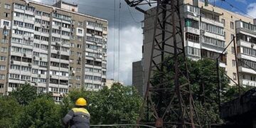 Поки місто спить без світла, вони ремонтують мережі: як працюють енергетики Києва після ударів