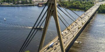 Мости під ударами рф: у Києві почали створювати альтернативні переправи