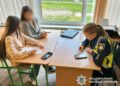 Троє проти однієї: у Києві підлітки влаштували бійку на шкільному майданчику