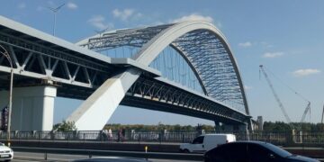 Під час тривоги не проїхати: у Києві змінили правила руху через Дніпро