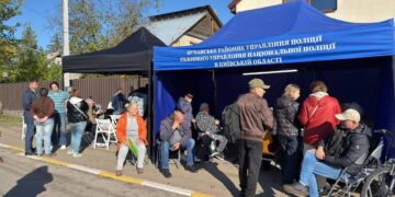 Вікна забиті, дахи пошкоджені: в Ірпені продовжують рятувати оселі після обстрілу