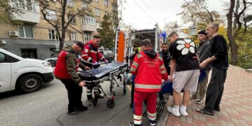 Дрон упав просто біля житлових будинків у Києві: збільшилася кількість постраждалих