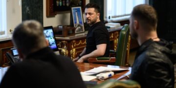 Кассетная ракета ударила между Лаврой и монастырем в Киеве: Зеленский назвал удар неслучайным
