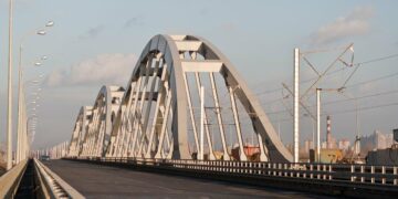 Київ змінив рух автобусів між берегами Дніпра: що сталося та як їздитиме транспорт