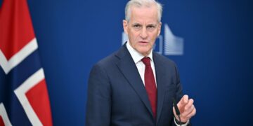 Премьер Норвегии второй день подряд оправдывается за разговор с Путиным