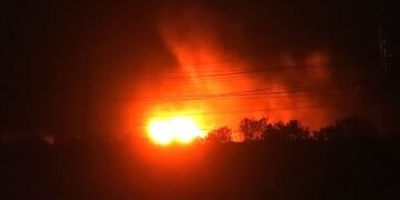В России горит самая большая в Европе нефтяная станция: появились спутниковые снимки