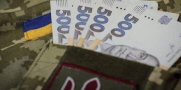 Бойові виплати за новими правилами: які документи визначають та скільки отримає військовий в Україні