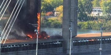 Два влучання біля опор Південного мосту в Києві: метро зупинили, міст терміново обстежують