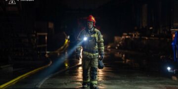 Пожежа, руйнування та постраждалий: у Києві повідомили про наслідки російської атаки