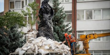 Захищали від ракет, а отримали нову проблему: у Києві розкривають історичні монументи