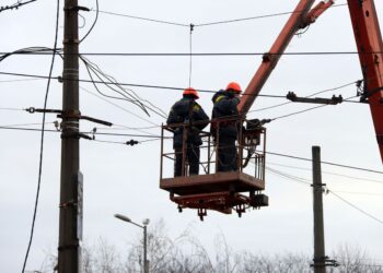 ДТЕК повернув світло майже 1,9 млн родин за тиждень. Де було відключень найбільше