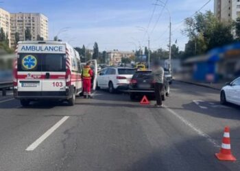 ДТП паралізувала важливий напрямок Києва: водіїв попередили