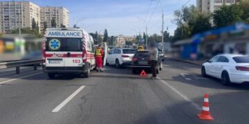 ДТП паралізувала важливий напрямок Києва: водіїв попередили