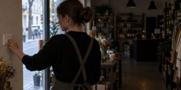 В Україні 20 жовтня світло вимикатимуть за графіками: деталі від енергетиків