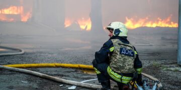Россияне ударили ракетой по складам в Лозовой Харьковской области, есть погибший