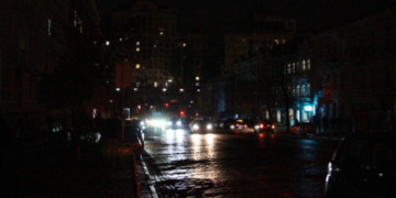 Київ у заторах і темряві: масштабне знеструмлення зупинило рух транспорту, – ВІДЕО