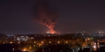 Вибух і полум’я на Південному мосту в Києві: стався повторний удар, – ФОТО