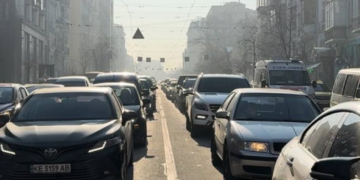 Дронова атака заблокувала рух: в Києві перекриті мости і кілометрові затори
