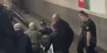 Поліція в метро Києва: пасажира врятували від смертельної небезпеки, – ВІДЕО