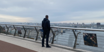 Людські долі і бої на фронті: на скляному мосту Києва розмістили фотовиставку, – ФОТО