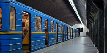 Поліція і лікарі в метро Києва: пасажирка постраждала від ударів