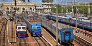 Смертельна небезпека для пасажирів: у Києві призупинено рух потягів