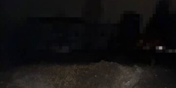 Атака на Київ триває: люди можуть бути заблоковані в будинку, пошкоджені лікарні