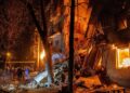 В Харькове из-за ударов РФ разрушен подъезд, горел банк и пострадали 11 человек (фото)