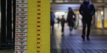 Де купити долари дешевше, а євро – вигідніше: курс валют на 19 жовтня