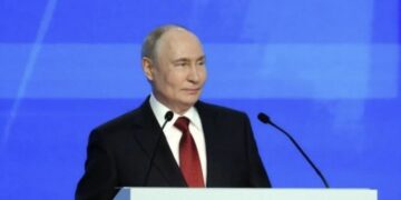 FT раскрыл тайный канал к Путину: бывший офицер Штази передавал ему послания Белого дома